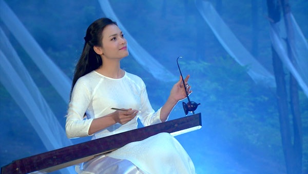 Phạm Phương Thảo ra MV xúc động về 10 cô gái ngã ba Đồng Lộc - 2 Hình ảnh nữ ca sĩ trong MV Mười đóa sen thơm.