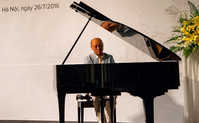 Thí sinh Idol diễn solo piano trong chương trình hòa nhạc Toyota - 1 Nghệ sĩ piano Vũ Ngọc Linh biểu diễn ngắn tại buổi họp báo chiều ngày 26/7.