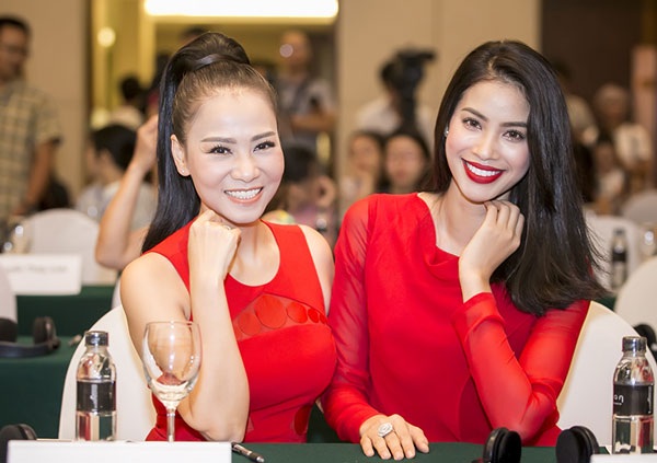Hoa hậu Phạm Hương làm đại sứ thiện chí bảo vệ động vật hoang dã - 4 Tại sự kiện sáng nay, Phạm Hương có nhiều thời gian trò chuyện cùng ca sĩ Thu Minh, một trong những nghệ sĩ Việt tiên phong cho các dự án bảo vệ động vật hoang dã.