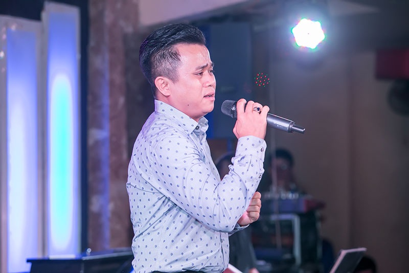 “Sao mai” Lê Anh Dũng ôm hôn khích lệ vợ hát trên sân khấu - 10
Dù là một giọng ca bán chuyên nghiệp nhưng Tuấn Cường gắn với dòng nhạc bolero từ rất lâu rồi. Mấy năm gần đây, anh đã trở thành gương mặt quen thuộc với những khán giả yêu dòng nhạc bolero ở Hà Nội. Tuấn Cường thể hiện rất ngọt ngào và cảm xúc hai ca khúc “Tình cha” (Ngọc Sơn), “Chuyện tình không dĩ vãng” (Tâm Anh).