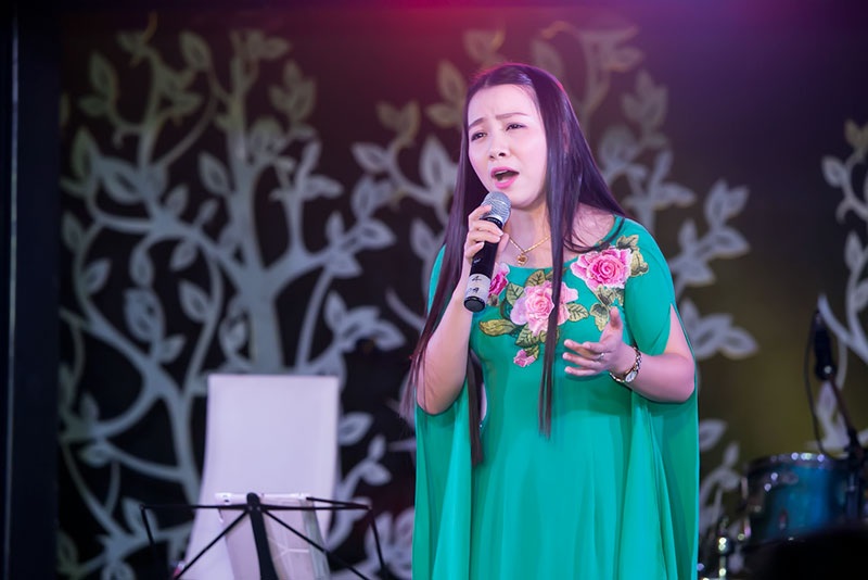 “Sao mai” Lê Anh Dũng ôm hôn khích lệ vợ hát trên sân khấu - 8
Hải Yến tham dự chương trình của Mai Trần Lâm.