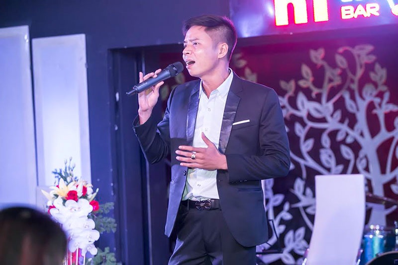 “Sao mai” Lê Anh Dũng ôm hôn khích lệ vợ hát trên sân khấu - 11
Ca sĩ Hải Hường từng lọt vào vòng chung kết Solo cùng Bolero 2015 góp mặt trong đêm nhạc của Mai Trần Lâm.
Thông thường những đêm nhạc nhỏ như thế này các nghệ sỹ thường dùng nhạc beat nhưng Mai Trần Lâm đã mời hẳn ban nhạc MCA với 5 nghệ sĩ khiến cho phần nhạc khá đầy đặn, quyến rũ người nghe. Mai Trần Lâm đã tổ chức được 4 minishow của riêng mình, 2 minishow ở Cần Thơ và 2 minishow ở Sài Gòn, được khán giả đón nhận rất nhiệt tình. Sau minishow ở Hà Nội, tuần tới Mai Trần Lâm sẽ tổ chức tiếp ba minishow ở Tuyên Quang, thành phố Vinh và TP HCM để tri ân khán giả.