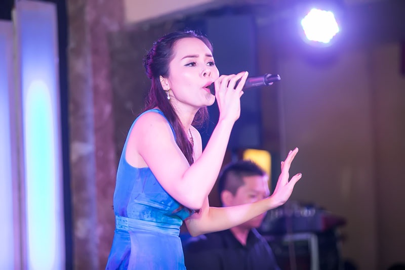 “Sao mai” Lê Anh Dũng ôm hôn khích lệ vợ hát trên sân khấu - 2
Lê Trinh thể hiện hai ca khúc “Hai vì sao lạc” (Anh Việt Thu), “Duyên phận” (Thái Thịnh) khá mềm mại, nữ tính, phảng phất bóng dáng của ca sĩ Như Quỳnh. Ca sĩ Lê Trinh cho biết hôm nay cũng chính là kỷ niệm 6 năm ngày cưới nhưng vì yêu quý ca sĩ Mai Trần Lâm nên đã lùi lễ kỷ niệm lại để tham gia minishow này. Và cô đã hát ca khúc “Khi đã yêu” (Phượng Linh) để tặng ông xã là ca sĩ Lê Anh Dũng – giải Nhất dòng nhạc Thính phòng Sao mai 2007.