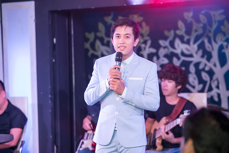 “Sao mai” Lê Anh Dũng ôm hôn khích lệ vợ hát trên sân khấu - 4
Trong minishow, Mai Trần Lâm đã thể hiện lại 10 ca khúc bolero trong album đầu tay “Lá thư đô thị” vừa ra mắt hồi tháng 4/2016: “Lá thư đô thị”, “Hoa trinh nữ”, “Nhật ký đời tôi”, “Sao chưa thấy hồi âm”… Anh hát nhẹ nhàng, đầy cảm xúc...