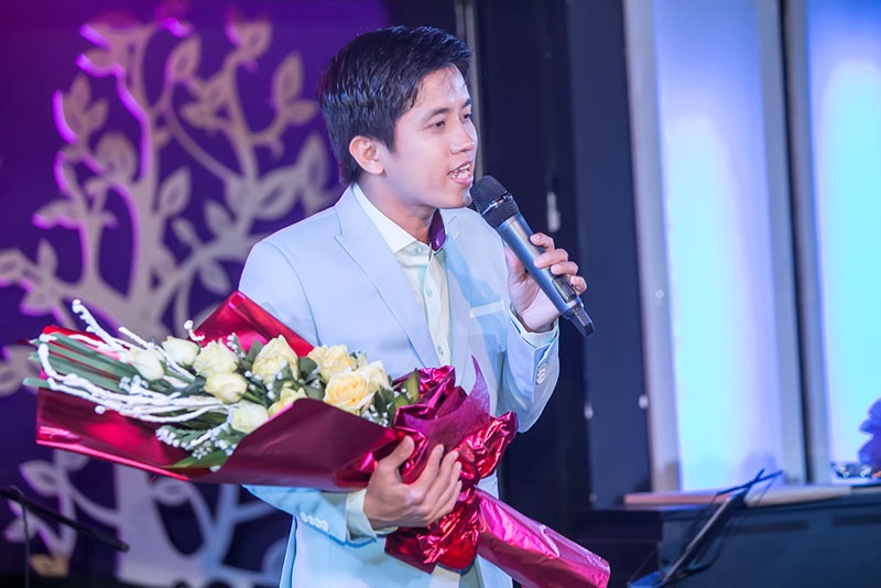 “Sao mai” Lê Anh Dũng ôm hôn khích lệ vợ hát trên sân khấu - 6
Với giọng hát truyền cảm, Mai Trần Lâm đem đến cho người nghe một cảm giác dễ chịu với những bài hát quen thuộc nhưng được phối khí mới hoàn toàn. Chính sự nhẹ nhàng đó cùng với dáng vẻ thư sinh, hiền lành đã sớm làm nên một “thương hiệu” Mai Trần Lâm rất mới trong giới nhạc Bolero.