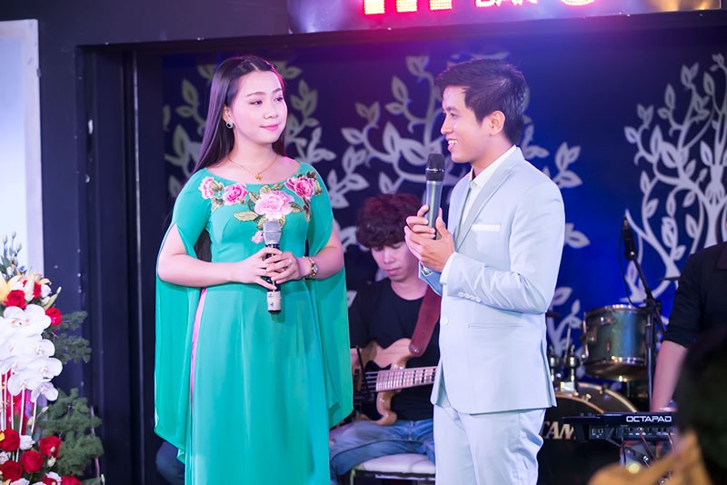 “Sao mai” Lê Anh Dũng ôm hôn khích lệ vợ hát trên sân khấu - 7
Mai Trần Lâm song ca cùng Hải Yến ca khúc “Nối lại tình xưa” .