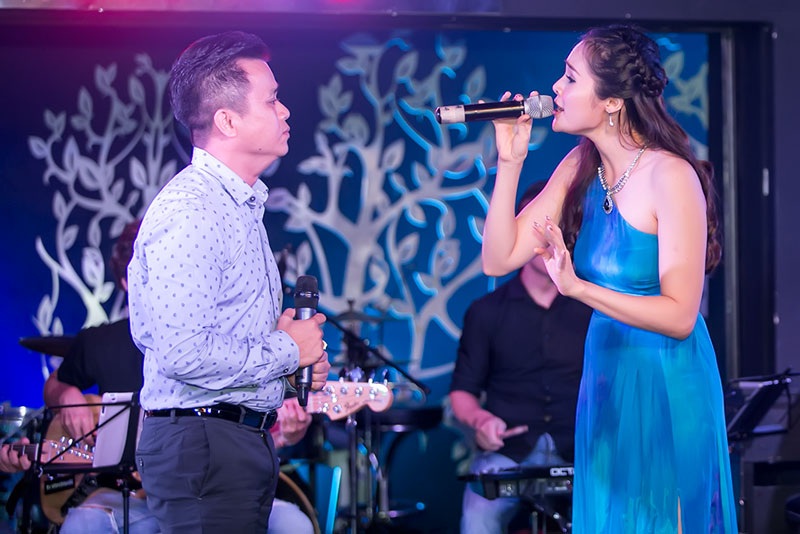 “Sao mai” Lê Anh Dũng ôm hôn khích lệ vợ hát trên sân khấu - 9
Phần song ca của các khách mời Lê Trinh – Tuấn Cường với ca khúc Gõ cửa trái tim (Vinh Sử).