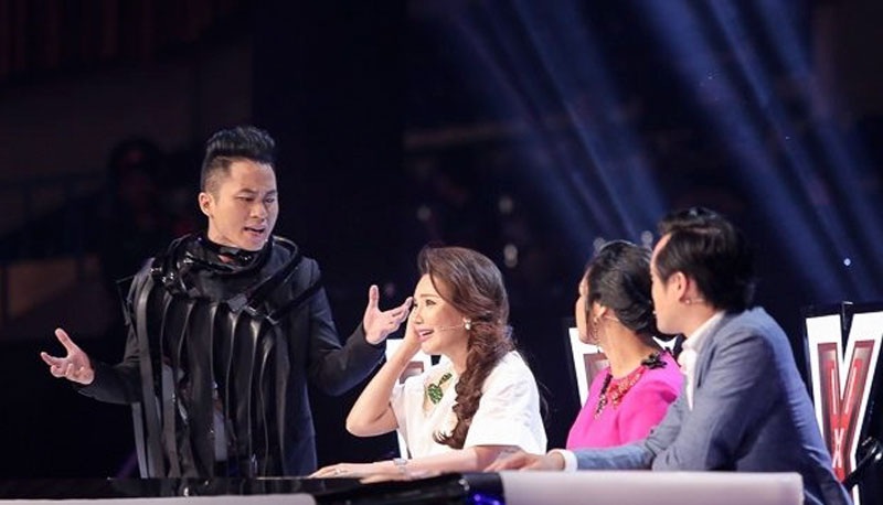 Hồng Nhung: “Tôi và Thanh Lam bắt đầu có thể thông cảm với nhau” - 5 Chia sẻ về việc Thanh Lam ngồi ghế HLV X-factor và những lùm xùm Thanh Lam vừa gặp phải, Hồng Nhung cho rằng những chuyện như vậy thường xuyên xảy ra ở các chương trình truyền hình thực tế. Và khi ngồi ghế nóng, nghệ sĩ phải chấp nhận những ý kiến trái chiều