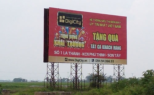 Biển quảng cáo vi phạm vừa bị tháo dỡ thì biển mới đã “mọc lên”?! - 2 Biển quảng cáo vi phạm mới mọc lên tại huyện Phúc Thọ (Ảnh: Linh Anh)