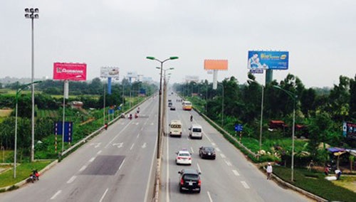 Biển quảng cáo vi phạm vừa bị tháo dỡ thì biển mới đã “mọc lên”?! - 1 Nhiều tấm biển quảng cáo tấm lớn trái phép ở khu vực cầu Nhật Tân (Ảnh: HNM)