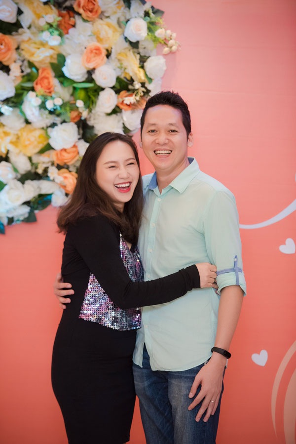 Vợ chồng ca sĩ Khánh Linh cũng tham dự sự kiện. Nữ ca sĩ không giấu niềm hạnh phúc rạng ngời bên ông xã.