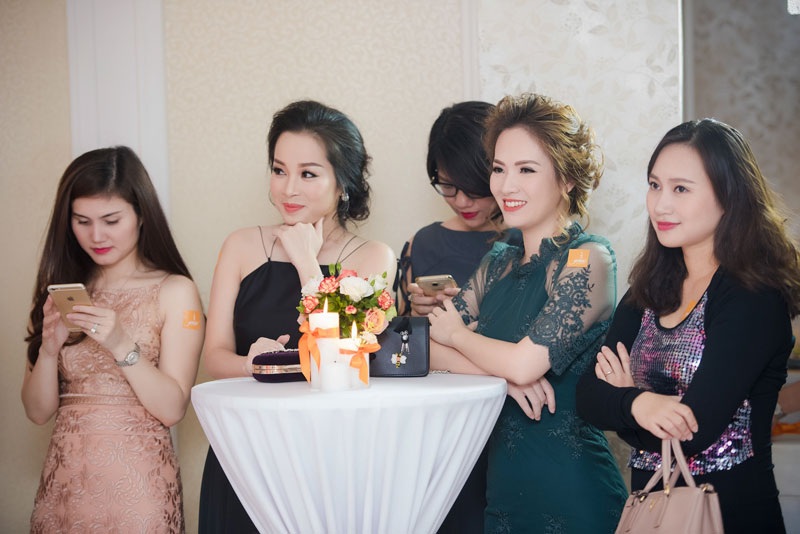 Các nghệ sĩ đến chung vui với đàn chị, ca sĩ Mỹ Linh.