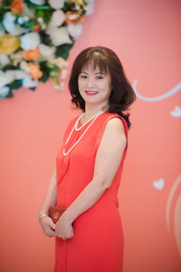 Dù bước sang tuổi ngũ tuần, mẹ Đan Lê vẫn giữ được sự mặn mà, phong cách trẻ trung.