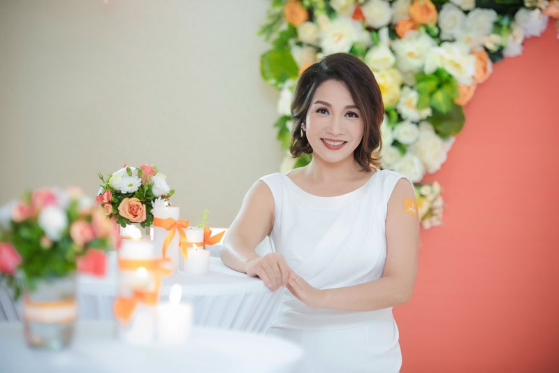 Là chủ nhân buổi tiệc, Mỹ Linh rạng ngời tiếp đón các nghệ sĩ đến chung vui.