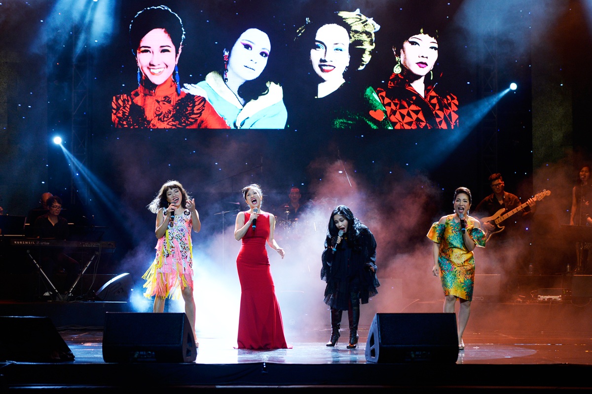 Hồng Nhung hát “trả thù” Thanh Lam chuyện ngày xưa - 3 4 Diva kết chương trình với ca khúc Cám ơn mùa thu của nhạc sĩ Thanh Tùng.