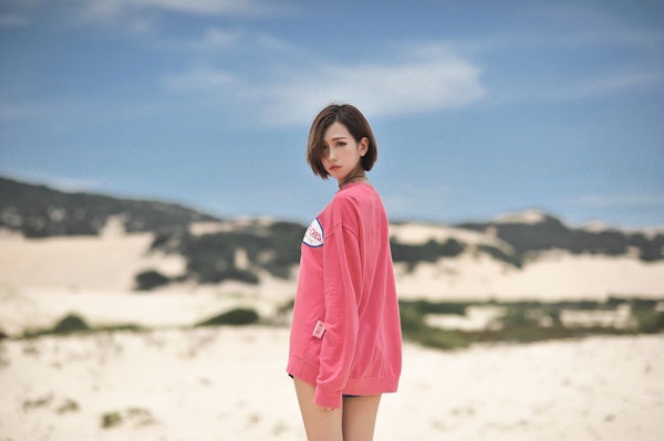 Ca sĩ Min tái xuất với hình ảnh táo bạo trong “Take Me Away” - 2 Trong sản phẩm đánh dấu sự trở lại lần này, Min tiếp tục song hành cùng nhà sản xuất, nhạc sĩ Khắc Hưng (tác giả và phối khí cho “Take me Away”, “One day”) và Hoàng Tôn (sáng tác “One day”).