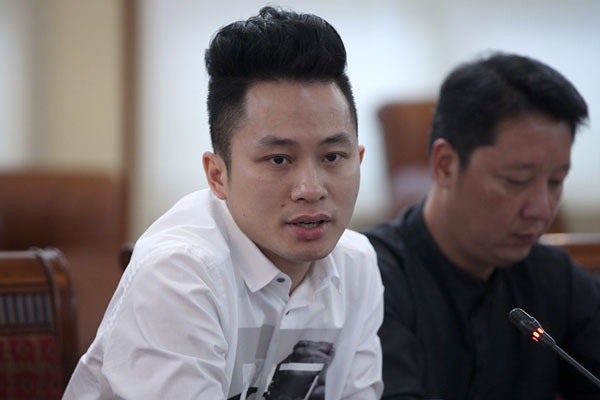 Hòa nhạc “Điều còn mãi” thiếu “diva” nhưng vẫn tạo sức hút - 3 Có mặt tại buổi họp báo chiều ngày 24/8, Tùng Dương chia sẻ, hát với Dàn nhạc người ca sĩ phải nỗ lực nhiều. Anh cũng cố gắng để thể hiện ca khúc về lãnh tụ đúng tinh thần và tầm vóc của Người.