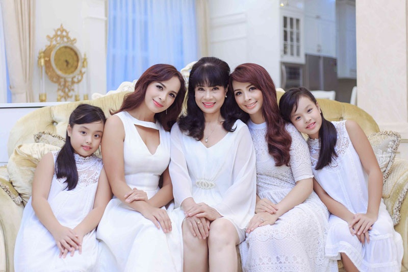 Cặp song sinh Thúy Hằng- Thúy Hạnh rạng rỡ bên mẹ - 11 Cặp song sinh Thúy Hằng- Thúy Hạnh rạng rỡ bên mẹ - 11
