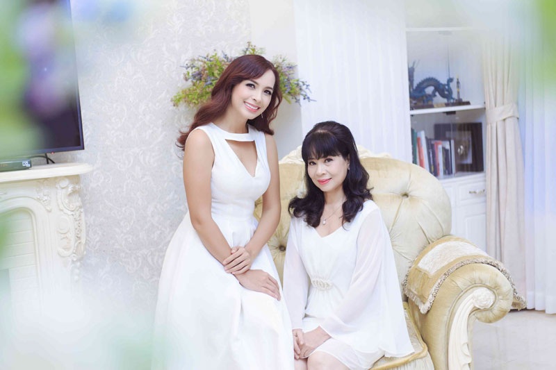 Cặp song sinh Thúy Hằng- Thúy Hạnh rạng rỡ bên mẹ - 7 Cặp song sinh Thúy Hằng- Thúy Hạnh rạng rỡ bên mẹ - 7