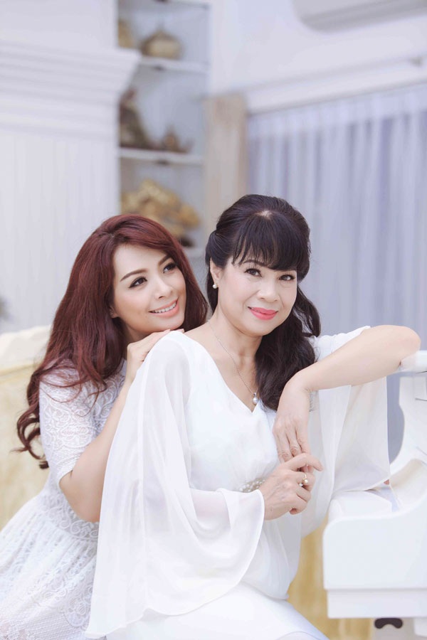 Cặp song sinh Thúy Hằng- Thúy Hạnh rạng rỡ bên mẹ - 8 Thúy Hạnh- Thúy Hằng đều cảm thấy may mắn và hạnh phúc vì có bố mẹ làm chỗ dựa.