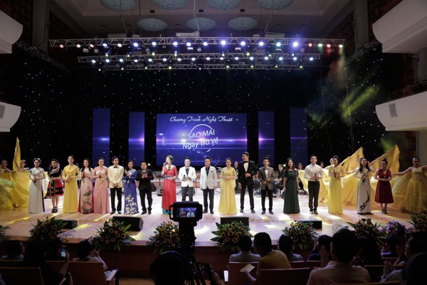 Vợ chồng Tân Nhàn- Tuấn Anh thăng hoa trong đêm “Sao mai ngày trở về” - 4 Toàn bộ ca sĩ tham gia chương trình thể hiện ca khúc mở màn Sao mai ngày mới.