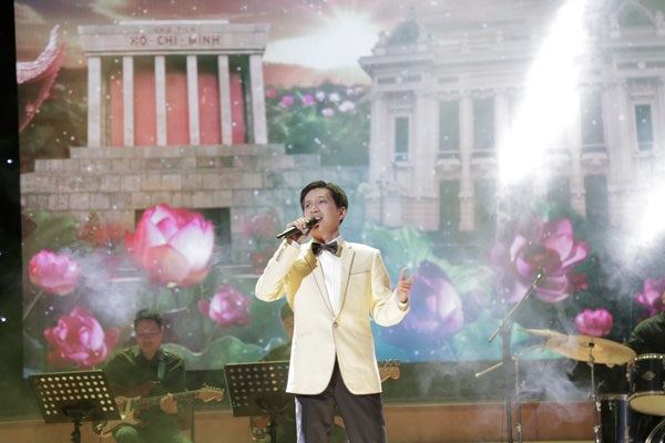 Vợ chồng Tân Nhàn- Tuấn Anh thăng hoa trong đêm “Sao mai ngày trở về” - 6 Ca sĩ Tuấn Anh – một trong những giọng hát thính phòng xuất sắc của Việt Nam với ca khúc “Bài ca Hà Nội”.