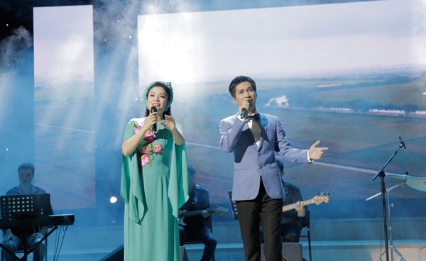 Vợ chồng Tân Nhàn- Tuấn Anh thăng hoa trong đêm “Sao mai ngày trở về” - 3 Vợ chồng ca sĩ Tân Nhàn- Tuấn Anh