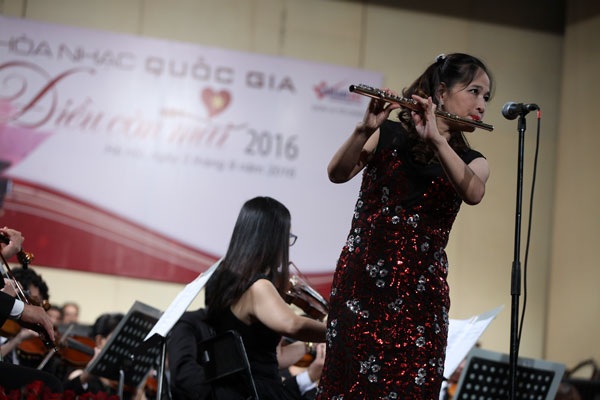Hòa nhạc “Điều còn mãi” lôi cuốn khán giả trong ngày Tết Độc lập - 6 Nghệ sĩ sáo Diệu Hồng.