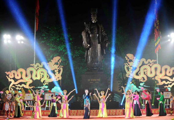 Nghệ sĩ Nga biểu diễn miễn phí trên phố đi bộ Hà Nội - 3 Chương trình ca nhạc khai mạc phố đi bộ diễn ra trước tượng đài vua Lý Thái Tổ.