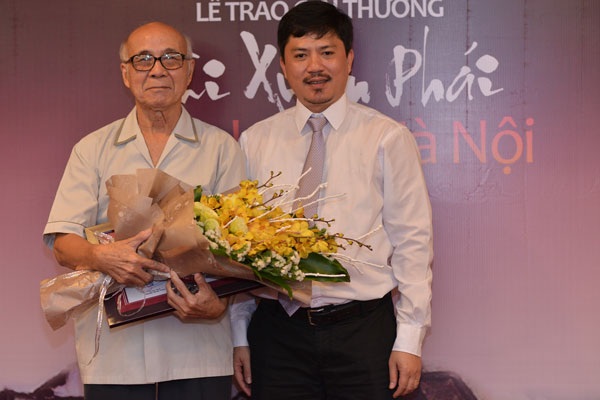 Chủ tịch UBND TP Hà Nội Nguyễn Đức Chung nhận giải thưởng Bùi Xuân Phái - 3 Nhà nghiên cứu Phan Ngọc Khuê nhận giải Tác phẩm.