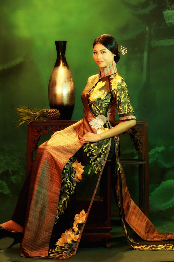 Nghệ nhân Lan Hương mang áo dài đến Trung Quốc trình diễn trong chương trình Duyên dáng Việt Nam.