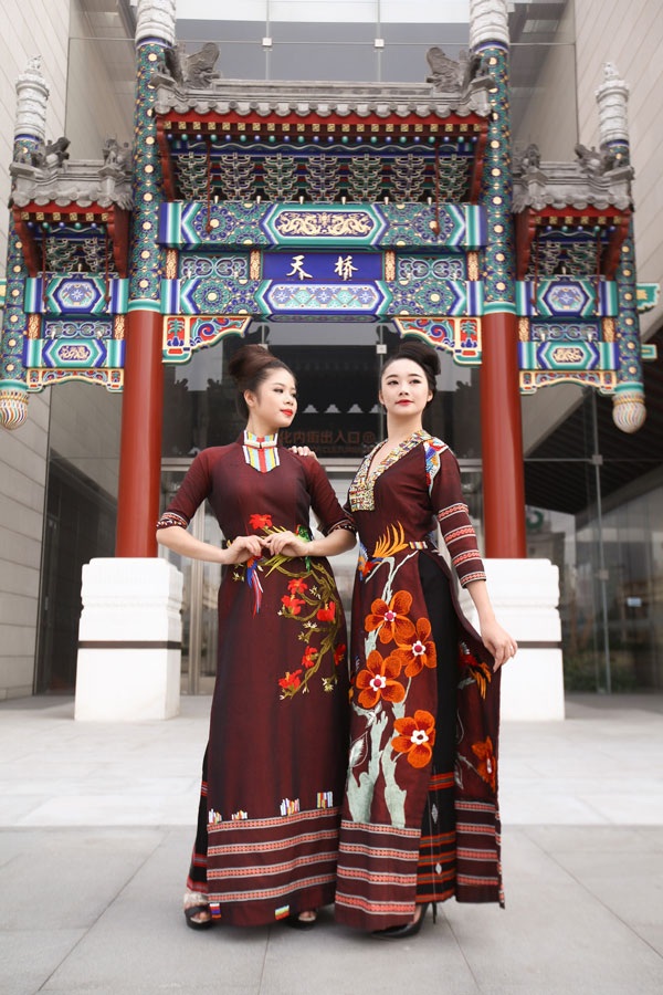 Áo dài Việt “du ngoạn” thế giới - 2 Cảnh sắc thiên nhiên, nét văn hóa truyền thống được khắc họa một cách sống động trên tà áo dài; sự kết hợp tinh tế giữa yếu tố truyền thống với yếu tố thời trang hiện đại trong bộ sưu tập của Lan Hương đã tạo nên những tác phẩm áo dài đẳng cấp; một sự kín đáo, duyên dáng nhưng đầy gợi cảm, thể hiện thật rõ nét yêu kiều của các thiếu nữ Việt Nam trong trang phục truyền thống của Dân tộc. Màn trình diễn, tôn vinh tà áo dài Việt Nam tại Trung tâm biểu diễn nghệ thuật Tân Kiều nhận được những tràng pháo tay nồng nhiệt.