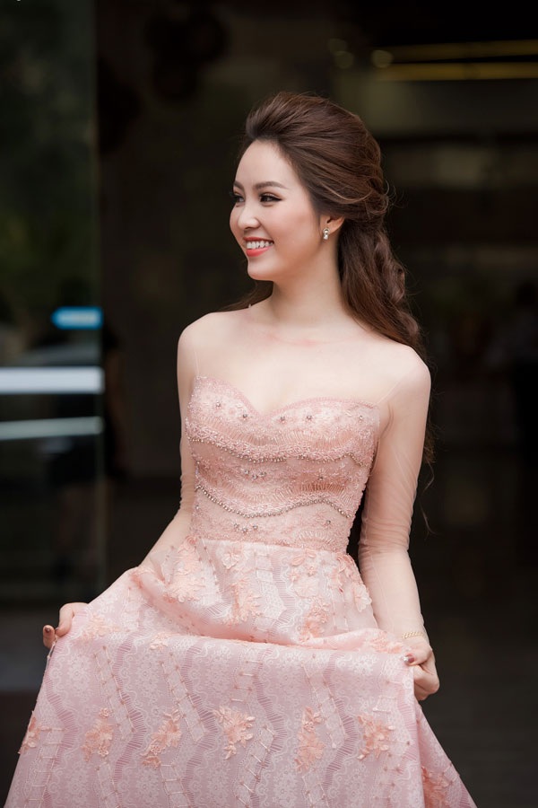 Dù đã làm mẹ nhưng Á hậu Thụy Vân vẫn giữ được vóc dáng chuẩn, nét đẹp rạng ngời.