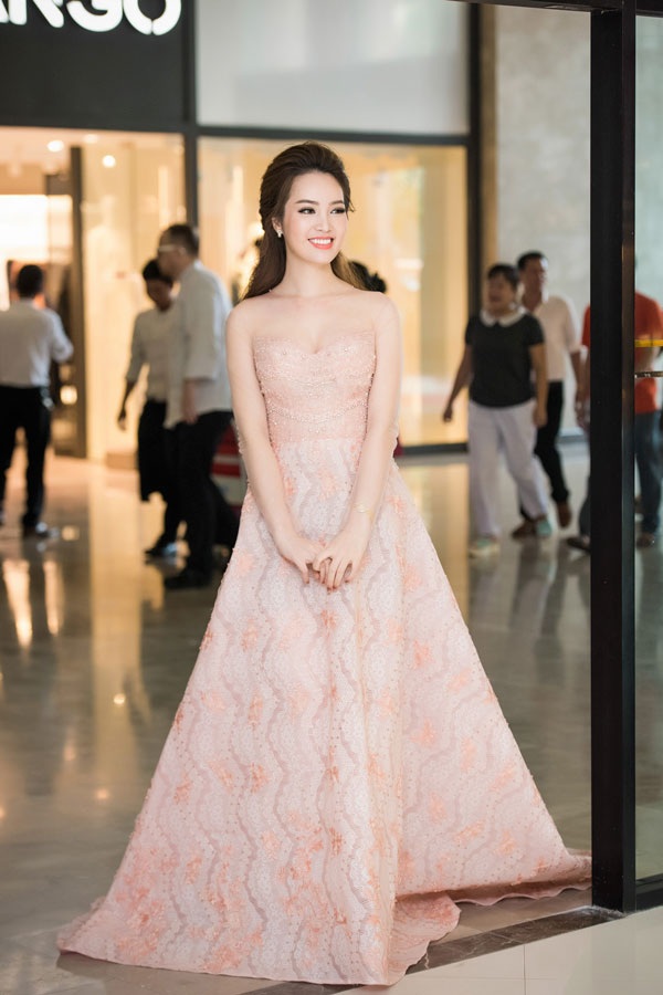 Ngoài nhan sắc, học vấn; Thụy Vân đắt show sự kiện còn là vì người đẹp có lối sống sạch, không scandal.