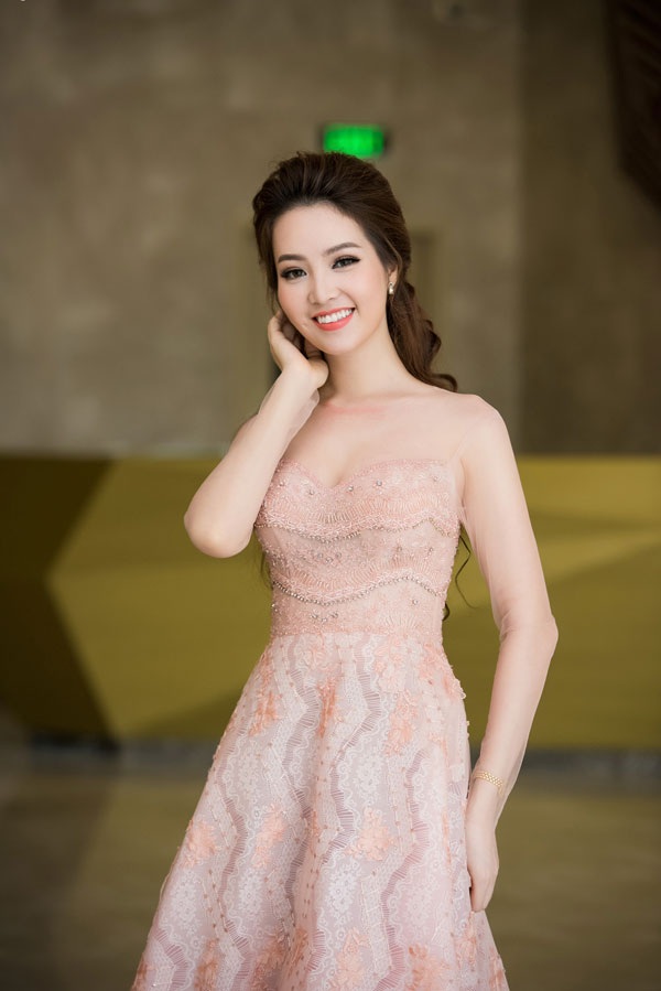 Những khoảnh khắc dễ mến của Thụy Vân tại sự kiện chiều ngày 15/9 tại Hà Nội.