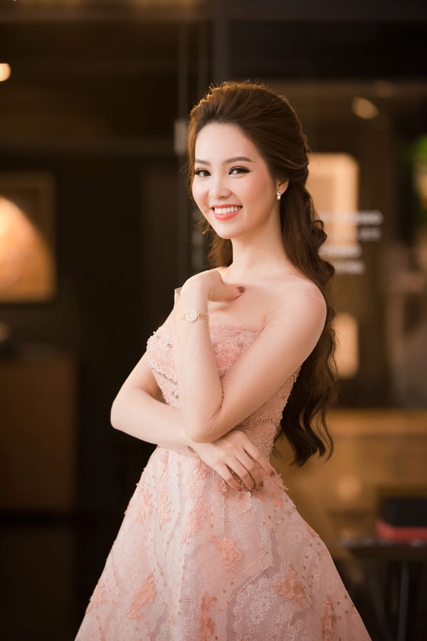 Thụy Vân chia sẻ, bản thân đã phải rất cố gắng để giữ cân bằng giữa gia đình và sự nghiệp. Dù công việc làm biên tập viên nhà Đài bận rộn nhưng người đẹp luôn thu xếp để chăm lo gia đình.