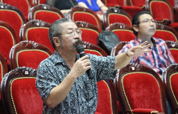 NSND Lê Hùng: “Đừng xúng xính áo quần, lướt qua lướt lại với nghề” - 2 Ông nổi tiếng là đạo diễn nghiêm khắc với nghề, với mình và các nghệ sĩ. Hình ảnh Lê Hùng tại buổi tập luyện chuẩn bị cho liveshow Xuân Hinh là hò hét, ra lệnh oang oang.