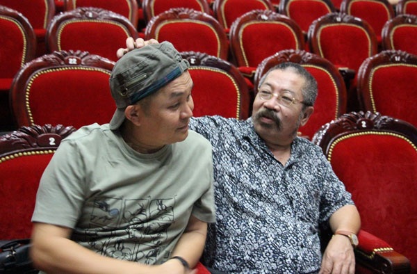 NSND Lê Hùng: “Đừng xúng xính áo quần, lướt qua lướt lại với nghề” - 3 Xuân Hinh - Lê Hùng không chỉ làm việc ăn ý trong các vở diễn. Ngoài đời, hai nghệ sĩ cũng rất nể nhau.... (Ảnh: N.N)
