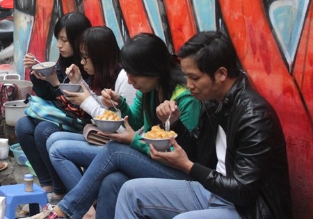 
Dù đông dù chật nhưng quán cháo sườn Ngõ Huyện vẫn đông khách
