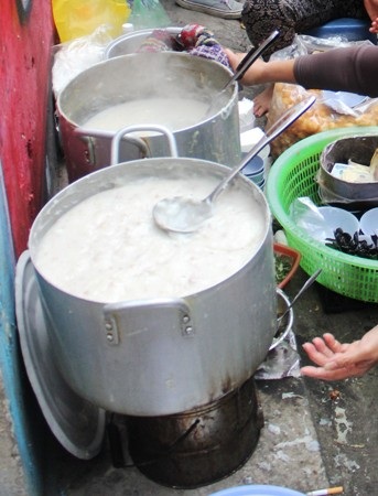 Quán ở đây có hai loại cháo là cháo sườn và cháo trai, cháo sườn nhuyễn mịn, màu trắng