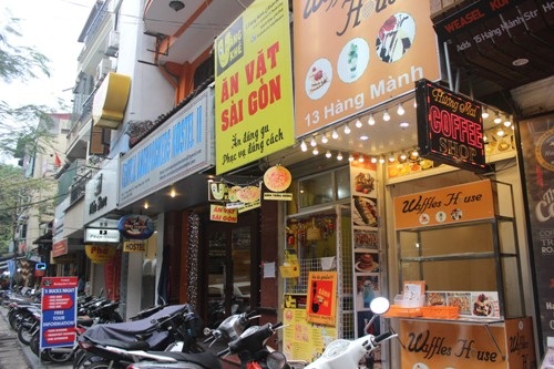 Nếu không thích bạn cũng có thể tìm đến các cửa hàng ăn vặt của đất Sài Gòn ngay giữa thủ đô trên phố Hàng Mành