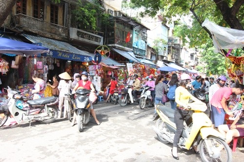 Những ngày cận tết Trung Thu từ sáng tới đêm phố hàng mã luôn tấp nập khách