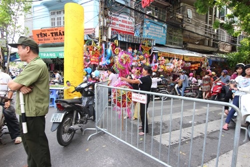 Để đảm bảo cho việc vui chơi mua sắm của người dân, mấy ngày này khu phố Hàng Mã được chính quyến sở quy hoạch hẳn thành một khu chợ theo đúng nghĩa
