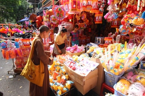 Cũng như mọi người, vị sư thầy này cũng tranh thủ ghé qua chợ chọn những món quà trung thu cho những đứa trẻ còn khó khăn, cơ nhỡ...