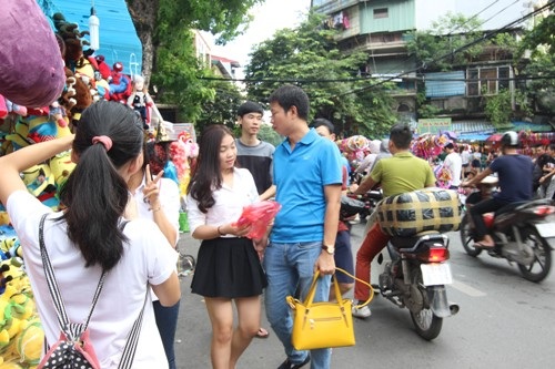 Từ nhiều năm nay Trung thu ở Hà Nội không chỉ giành cho những đứa trẻ mà đây cũng là dịp nam thanh nữ tú rủ nhau đi dạo chơi, giữa rộn ràng tiếng trống