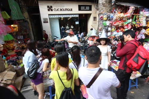 Chính vì thế các cửa hàng luôn tấp nập thanh niên