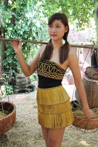 "Thời trang rơm" ở Đường Lâm hút hồn khách Tây - 2 "Thời trang rơm" ở Đường Lâm hút hồn khách Tây - 2