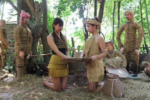"Thời trang rơm" ở Đường Lâm hút hồn khách Tây - 13 "Thời trang rơm" ở Đường Lâm hút hồn khách Tây - 13