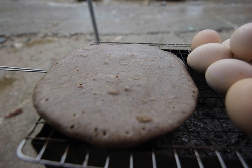 Hạt tam giác mạch bé xíu còn chưa bằng nửa hạt đỗ đen, xay nhỏ thành thứ bột thật mịn