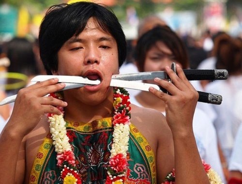 Tháng 10, sang Phuket xem người Thái "hành xác" rùng rợn - 4 Tháng 10, sang Phuket xem người Thái "hành xác" rùng rợn - 4